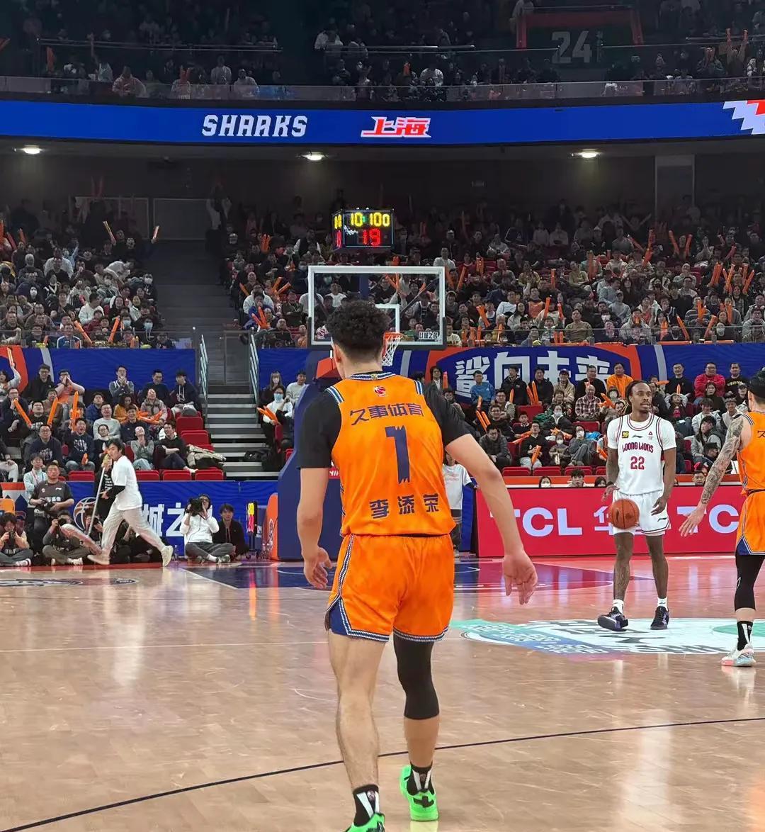 上海队在CBA季后赛中打出高光操作，被誉为观众齐声高喊的简单介绍