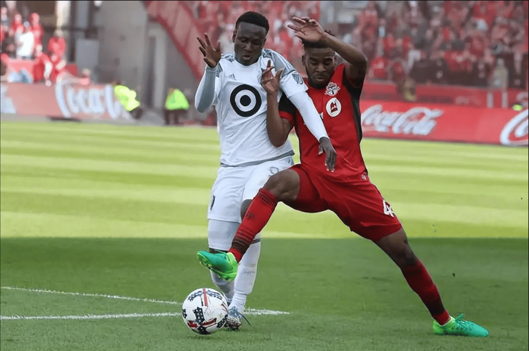 关于甘冈足球俱乐部球员发挥出色，团结拼搏的信息