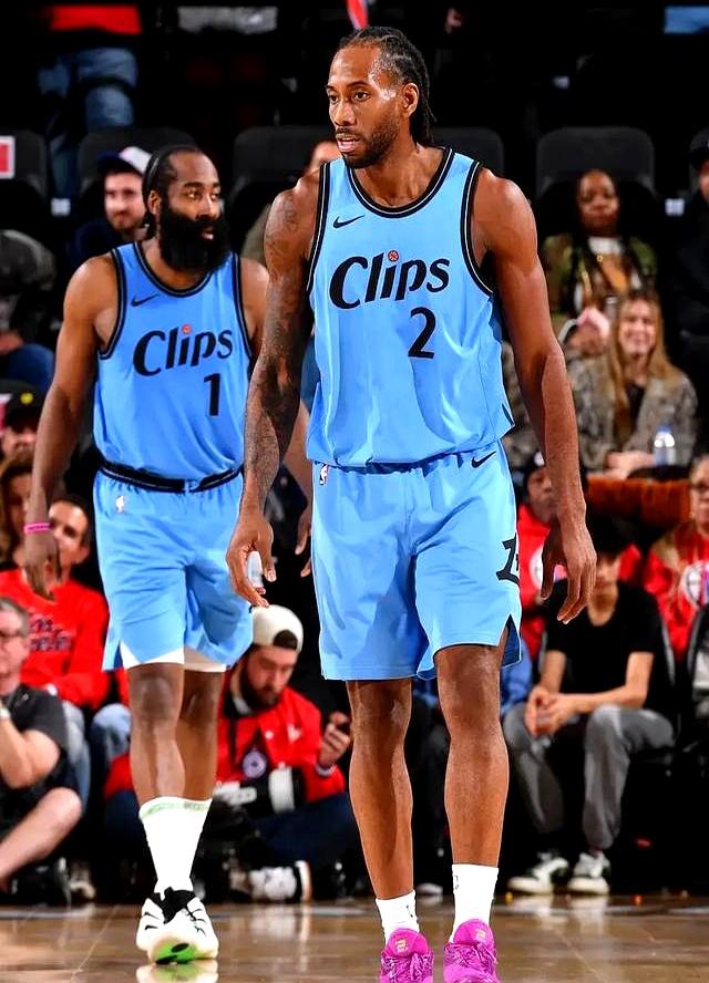 季后赛席位激烈抢夺，各队保持紧追状态的简单介绍