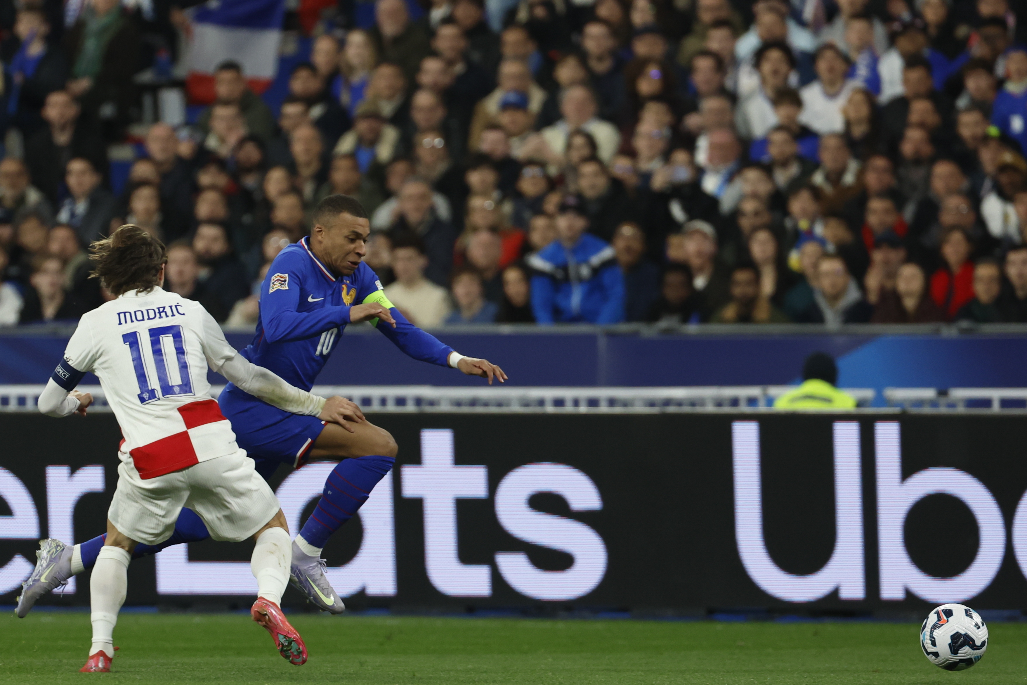 包含欧国联比赛场上风云变幻，球员表现抢眼的词条