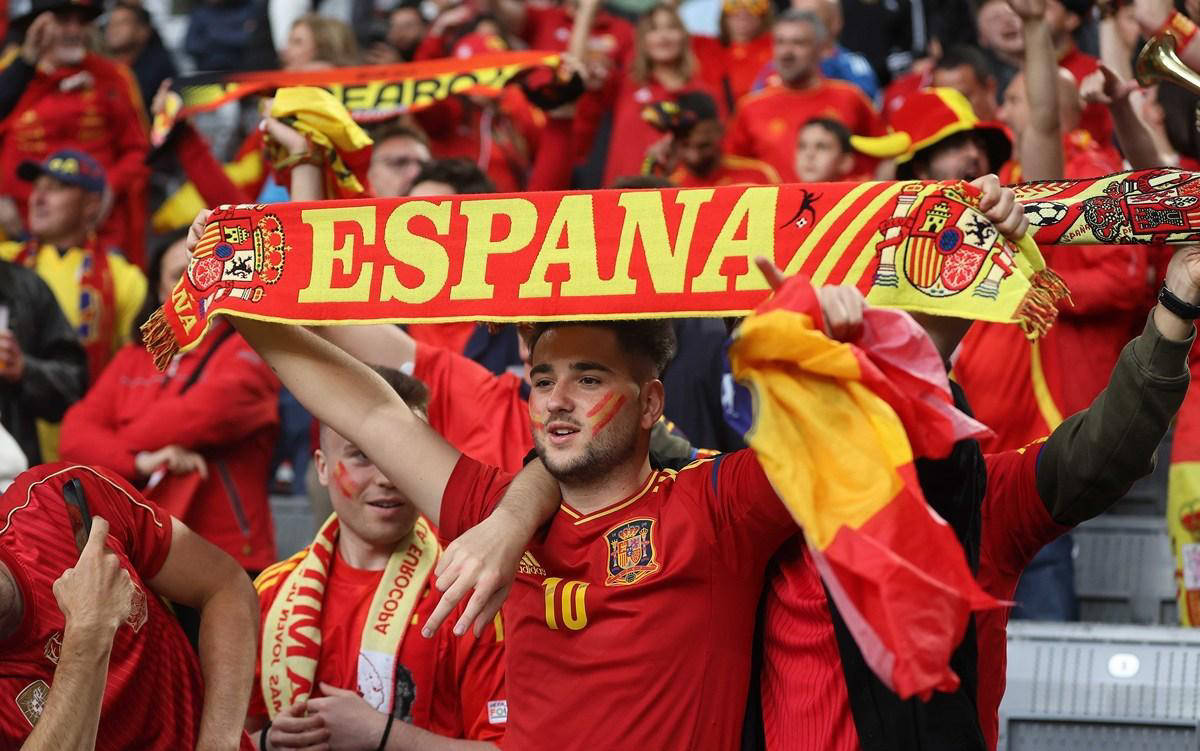 包含罗马尼亚队在场上表现出色，赢得关键胜利的词条