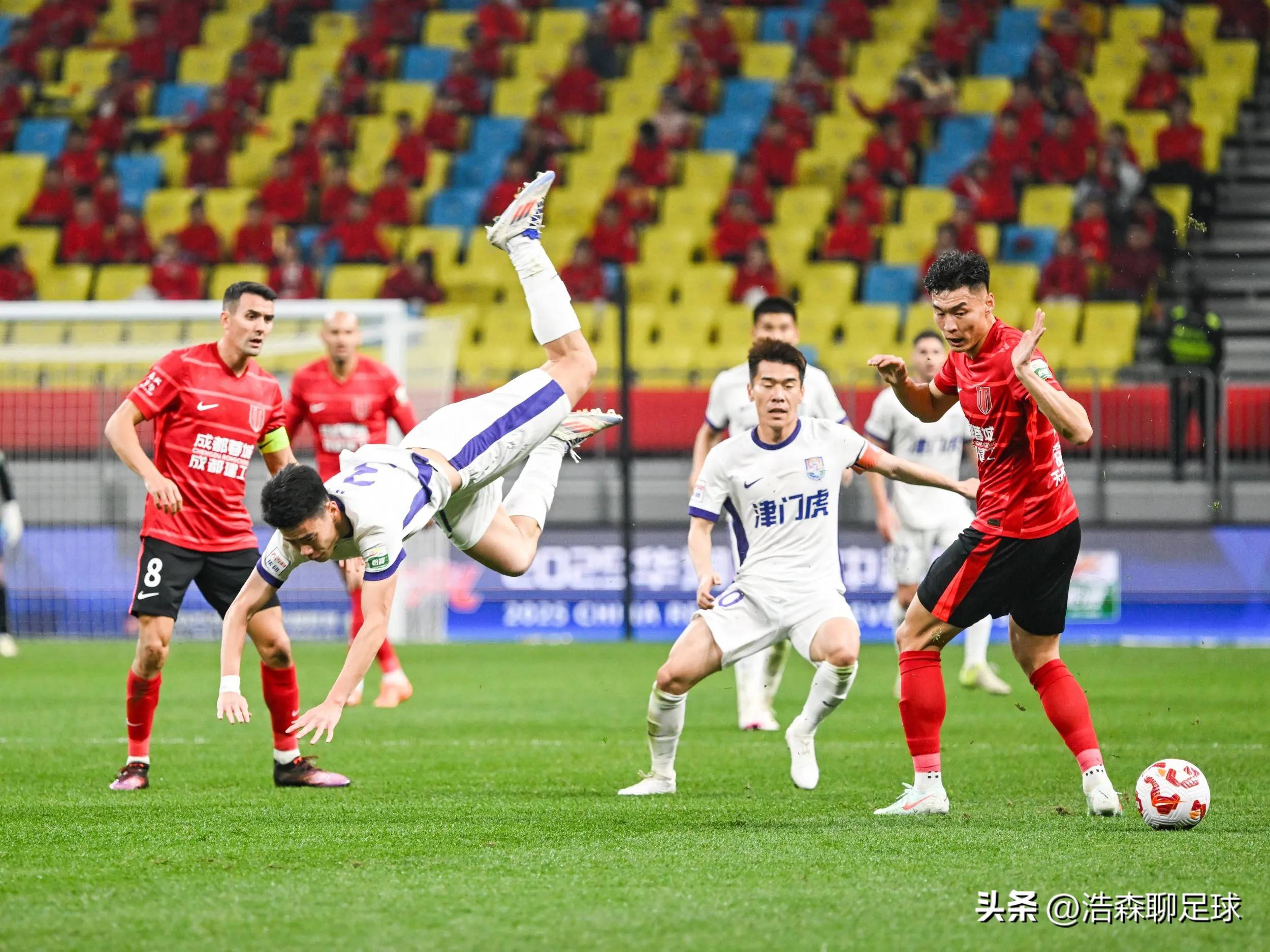 关键时刻球员表现抢眼，足球比赛引发热议的简单介绍