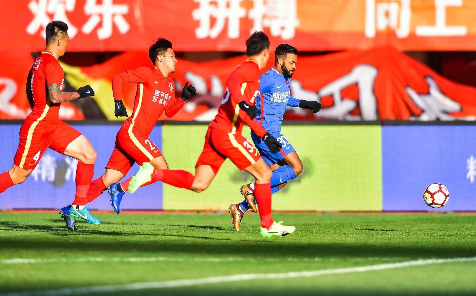 恒大主场击败苏宁，取得关键胜利