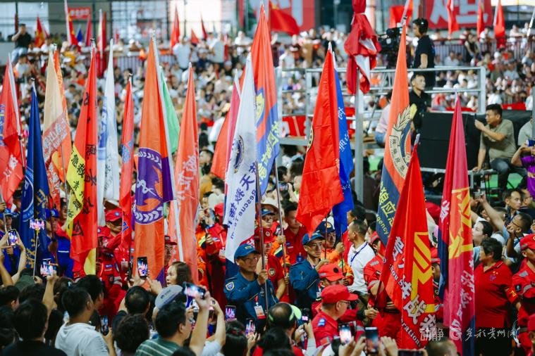 赛场精彩绝伦，观众为之沸腾欢呼