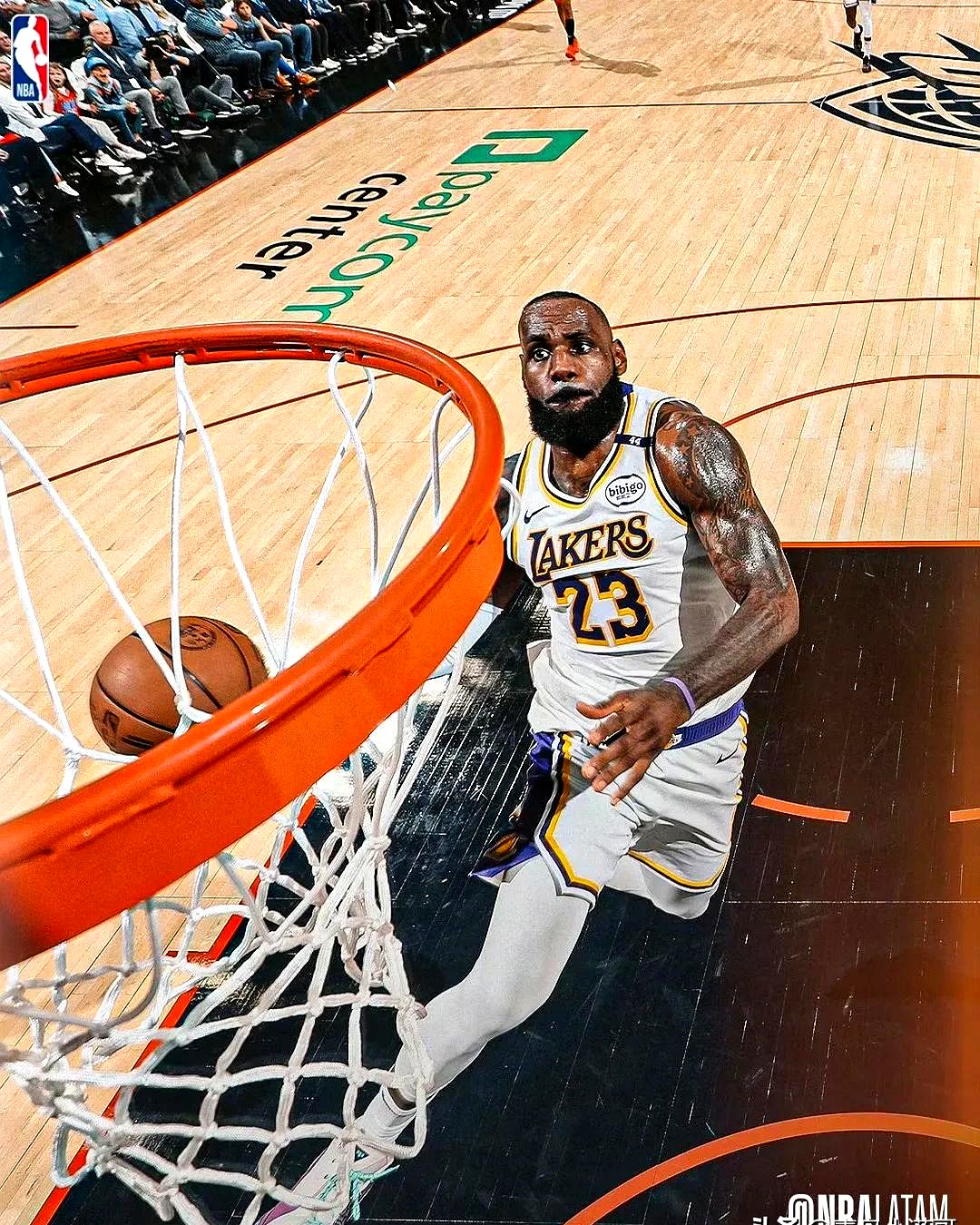 篮球场上上演精彩逆转，湖人艰难取胜保持不败的简单介绍