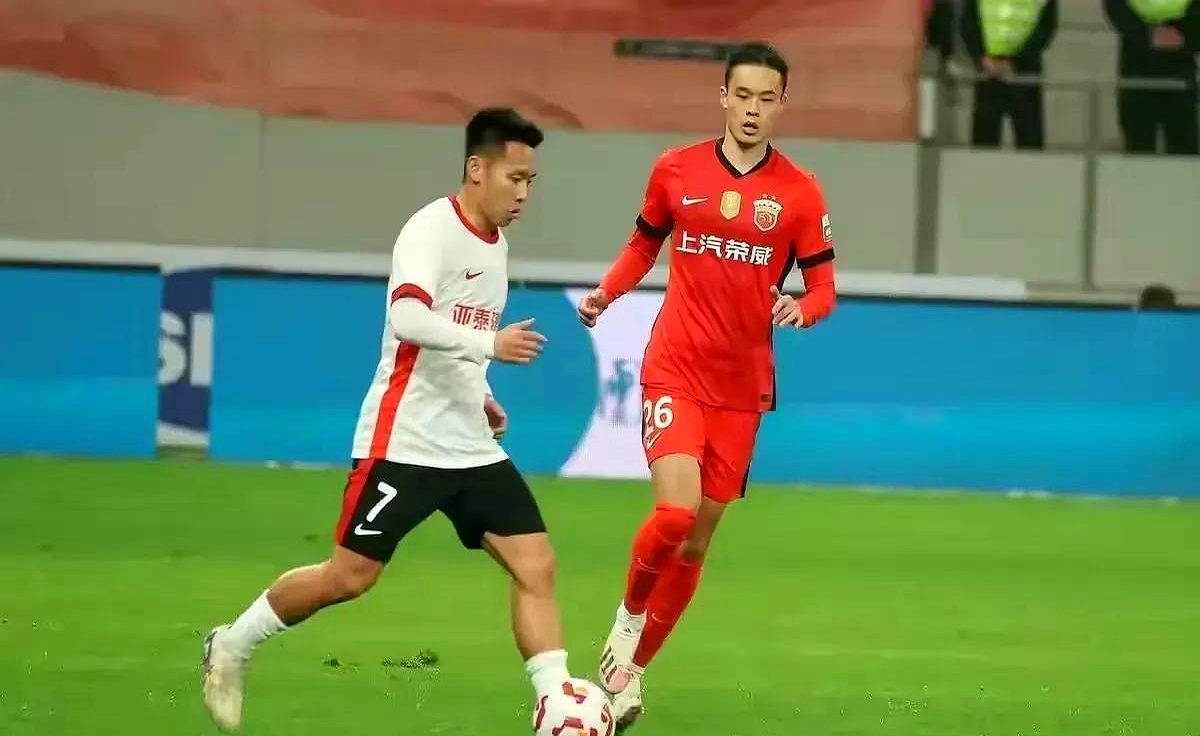 广州富力对阵上海上港，谁将在比赛中占据优势？