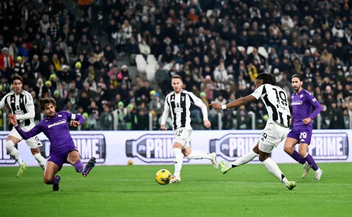 关于精彩的比赛在欧洲球场上演，紧张的局势引人注目的信息