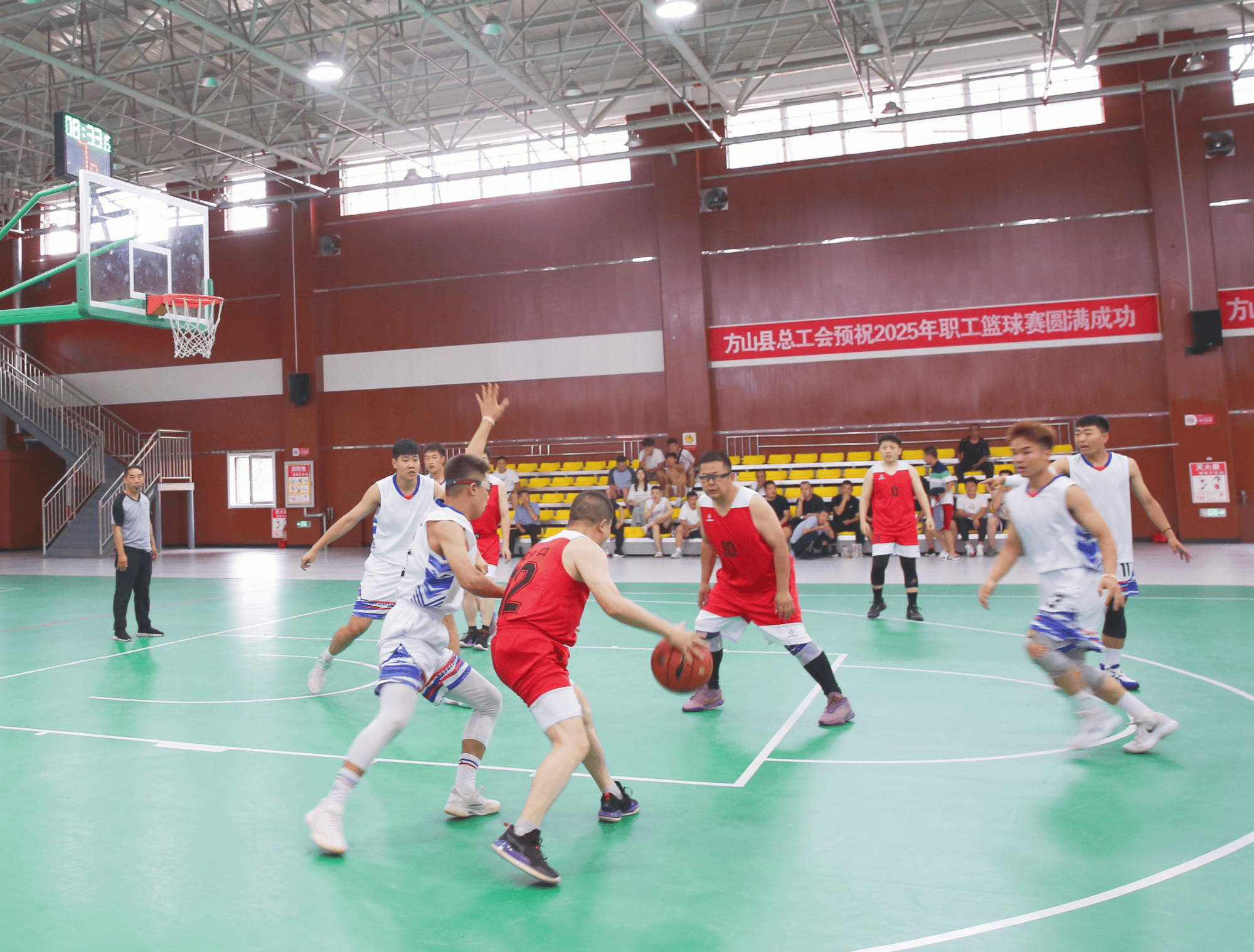 关于热门篮球联赛再度点燃热血战斗，场面激烈的信息