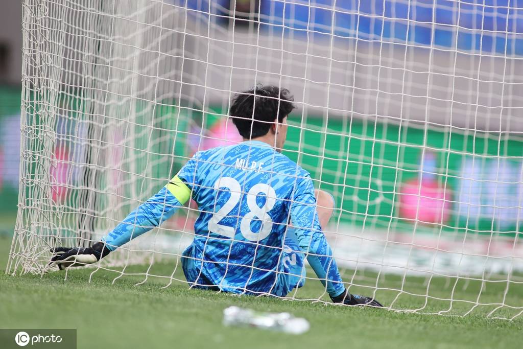 包含雄赳赳！门将连续扑救，助球队取得胜利的词条