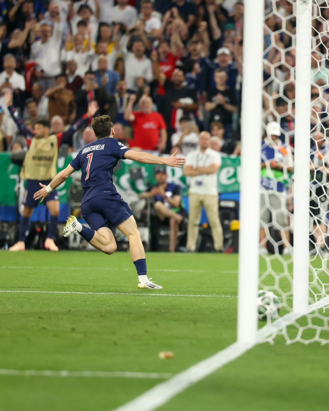 迪马利亚独中两元，帮助巴黎晋级欧冠半决赛！的简单介绍