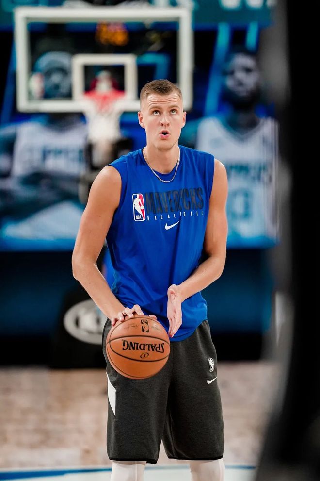 巴塞罗那后卫皮奎意外受伤，预计将缺席下场比赛的简单介绍