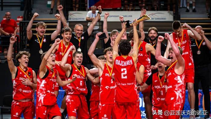 包含爱沙尼亚球员在比赛中表现出色，战胜拉脱维亚联赛冠军的词条