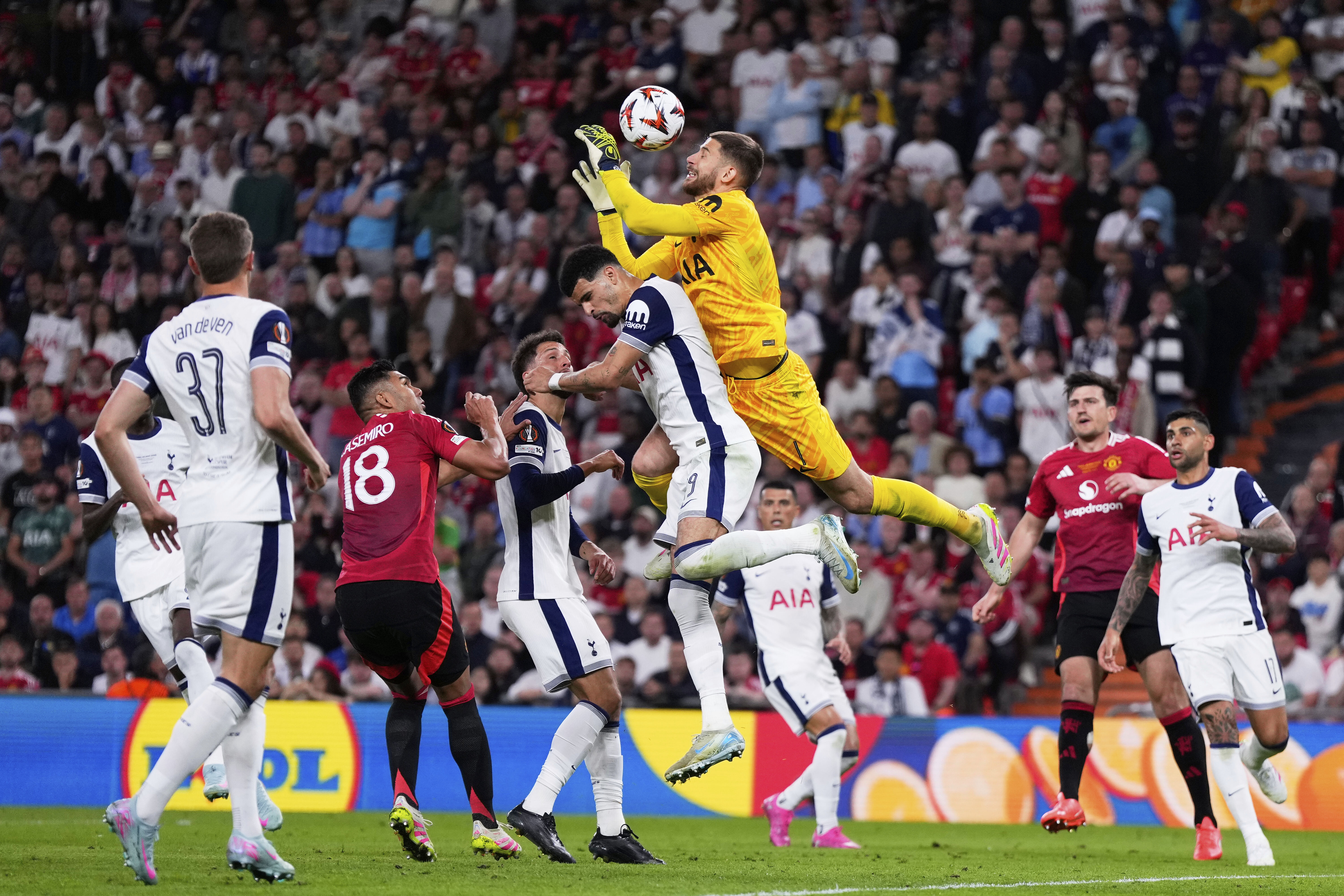 欧洲锦标赛紧张激烈，球员们奋力拼搏的简单介绍