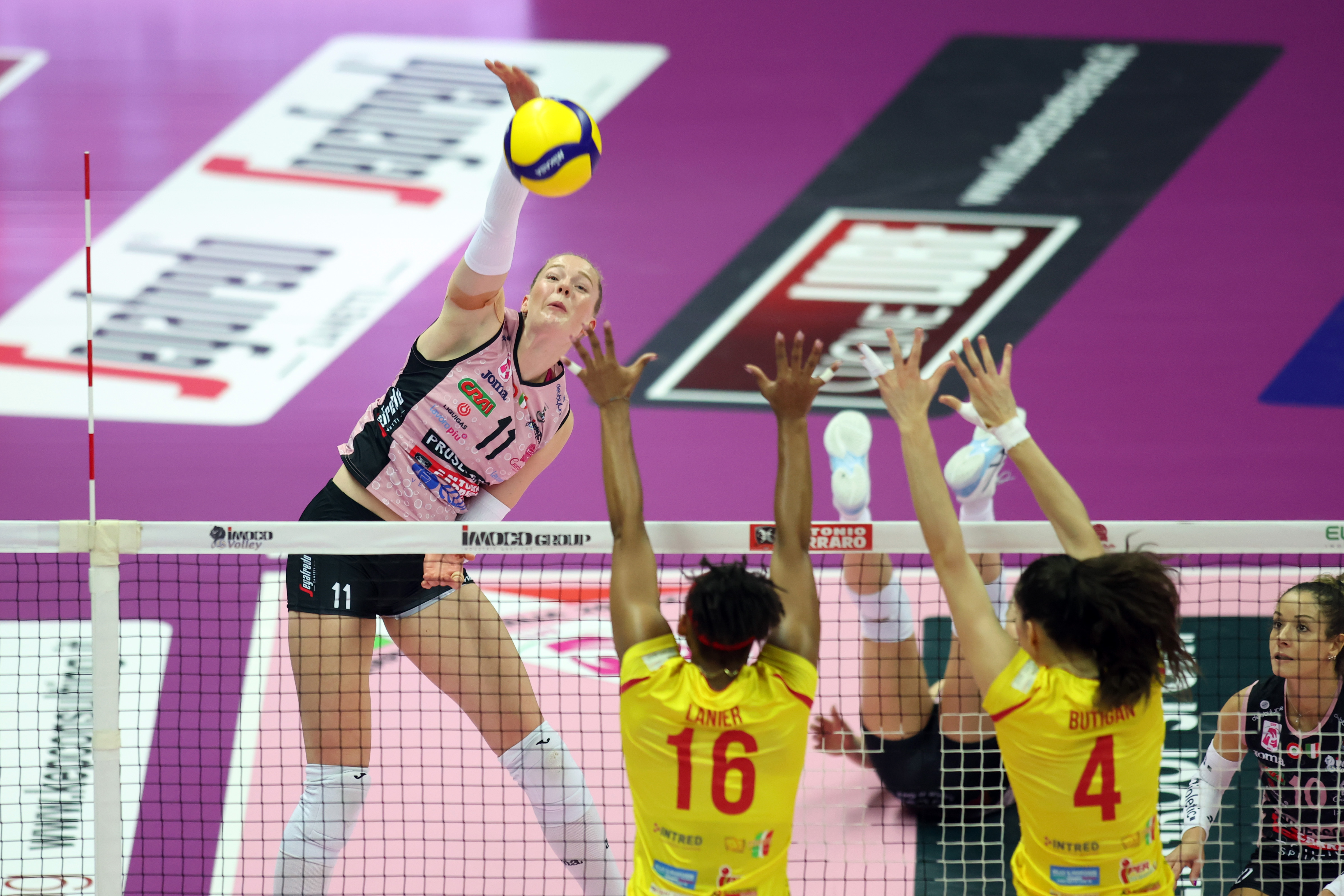 意大利选手斩获排球比赛金牌