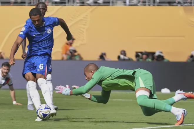 包含桑切斯在国家队表现出色，成为球迷热议话题的词条